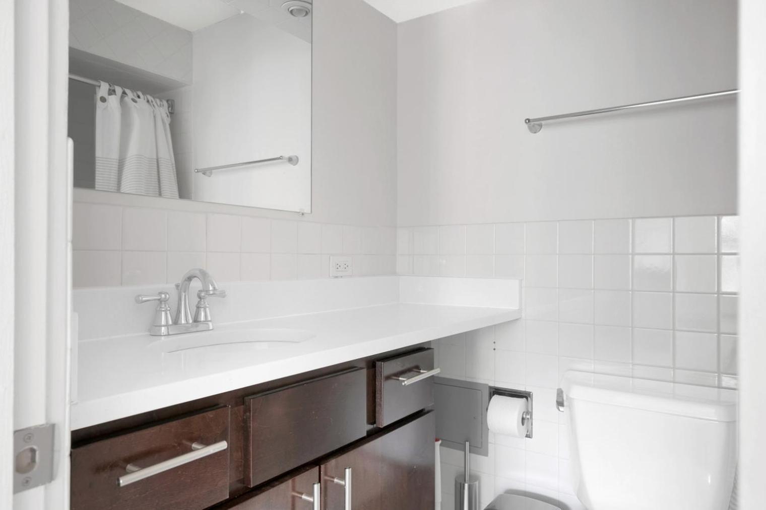 Gold Coast 1br W Gym Roof Nr Mag Mile Chi-623 *