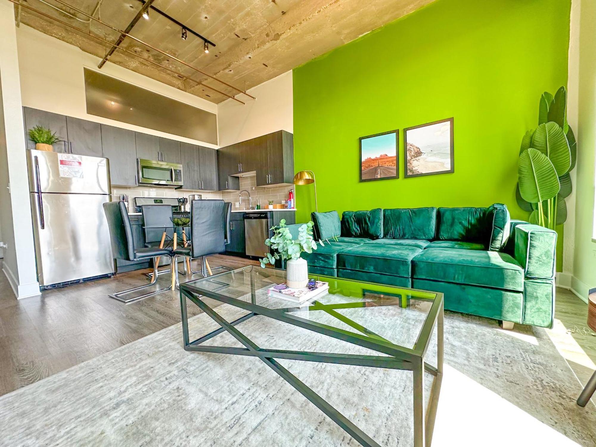 Central 2Br South Loop Location With Optional Parking & Gym Access Near Mccormick Place, Shedd Aquarium & Navy Pier Apartment Chicago