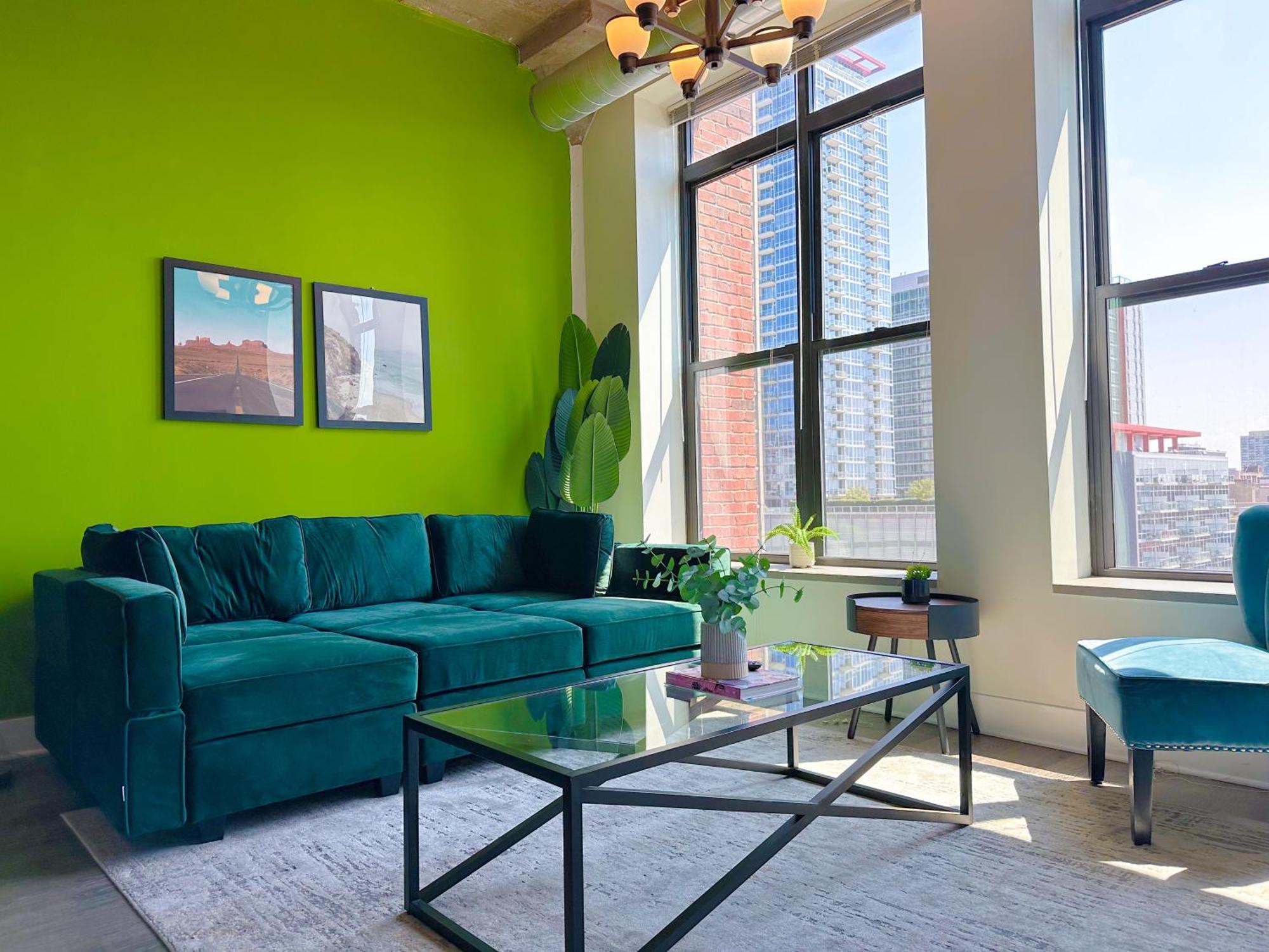 Central 2Br South Loop Location With Optional Parking & Gym Access Near Mccormick Place, Shedd Aquarium & Navy Pier *