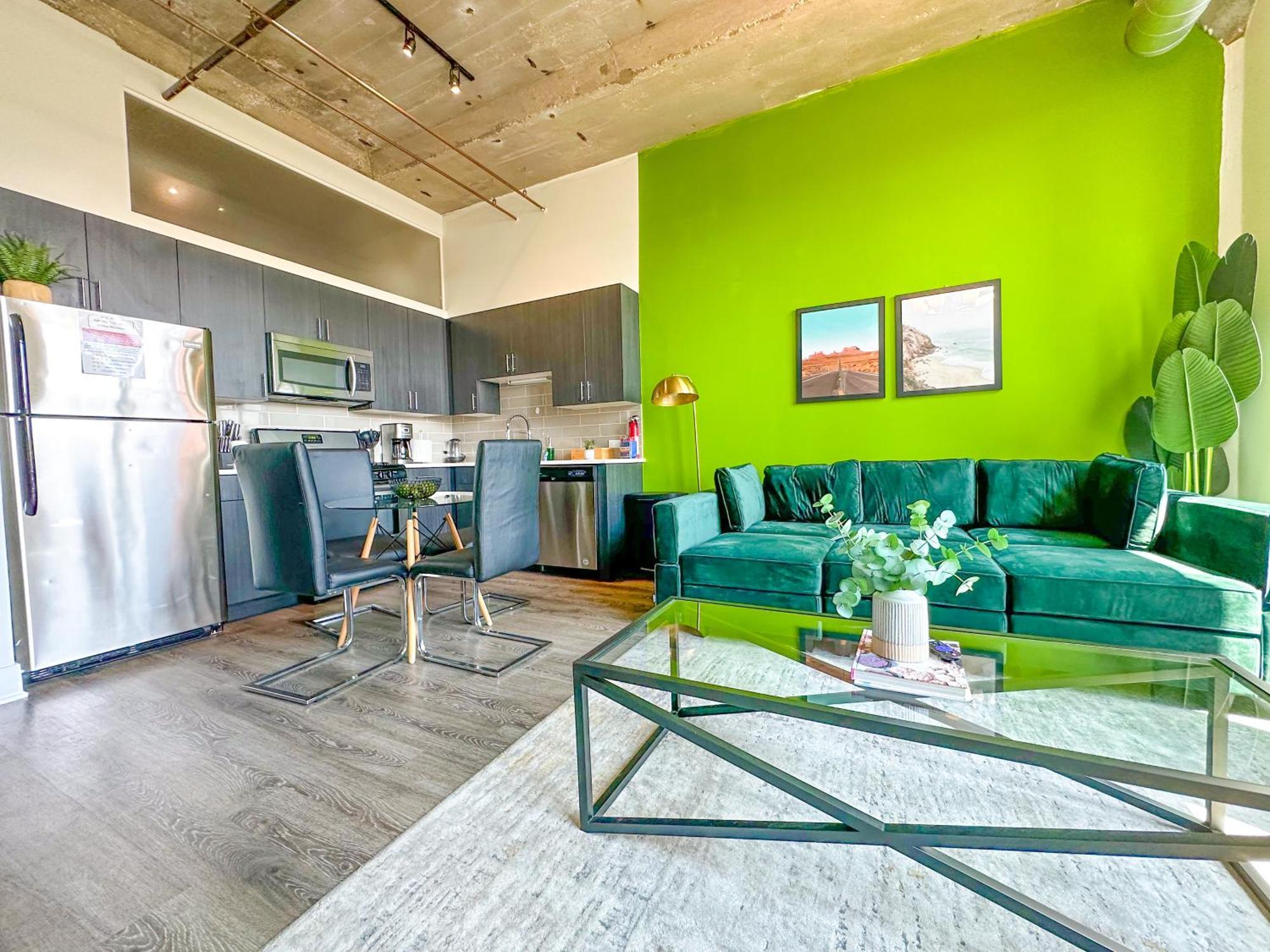 Central 2Br South Loop Location With Optional Parking & Gym Access Near Mccormick Place, Shedd Aquarium & Navy Pier *