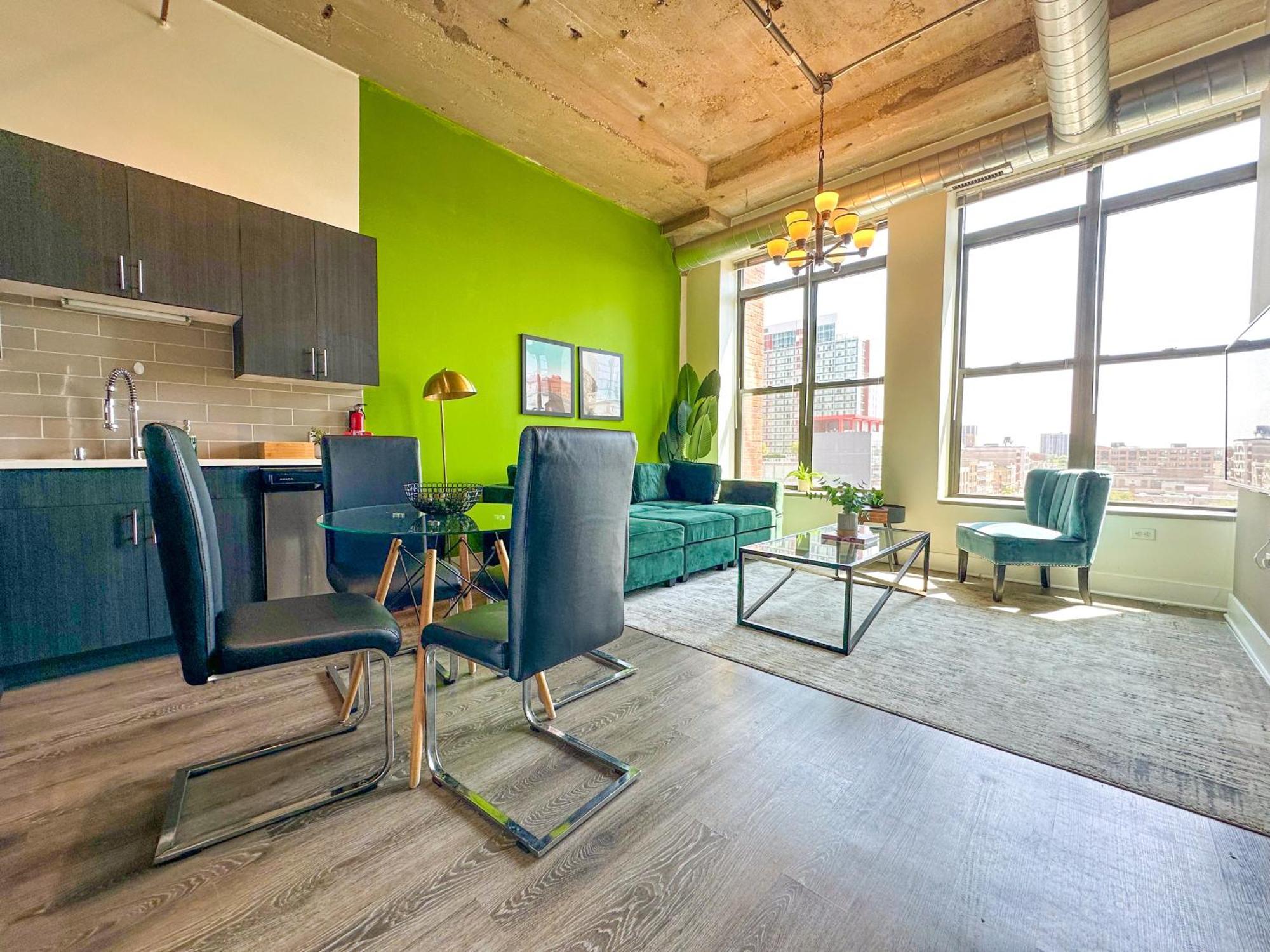 Central 2Br South Loop Location With Optional Parking & Gym Access Near Mccormick Place, Shedd Aquarium & Navy Pier Chicago