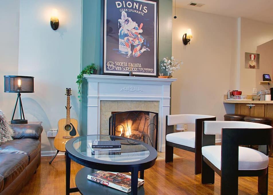 The Banksy 4 Bedroom King Bed - Firepit Rooftop Near United Center Apartment Chicago