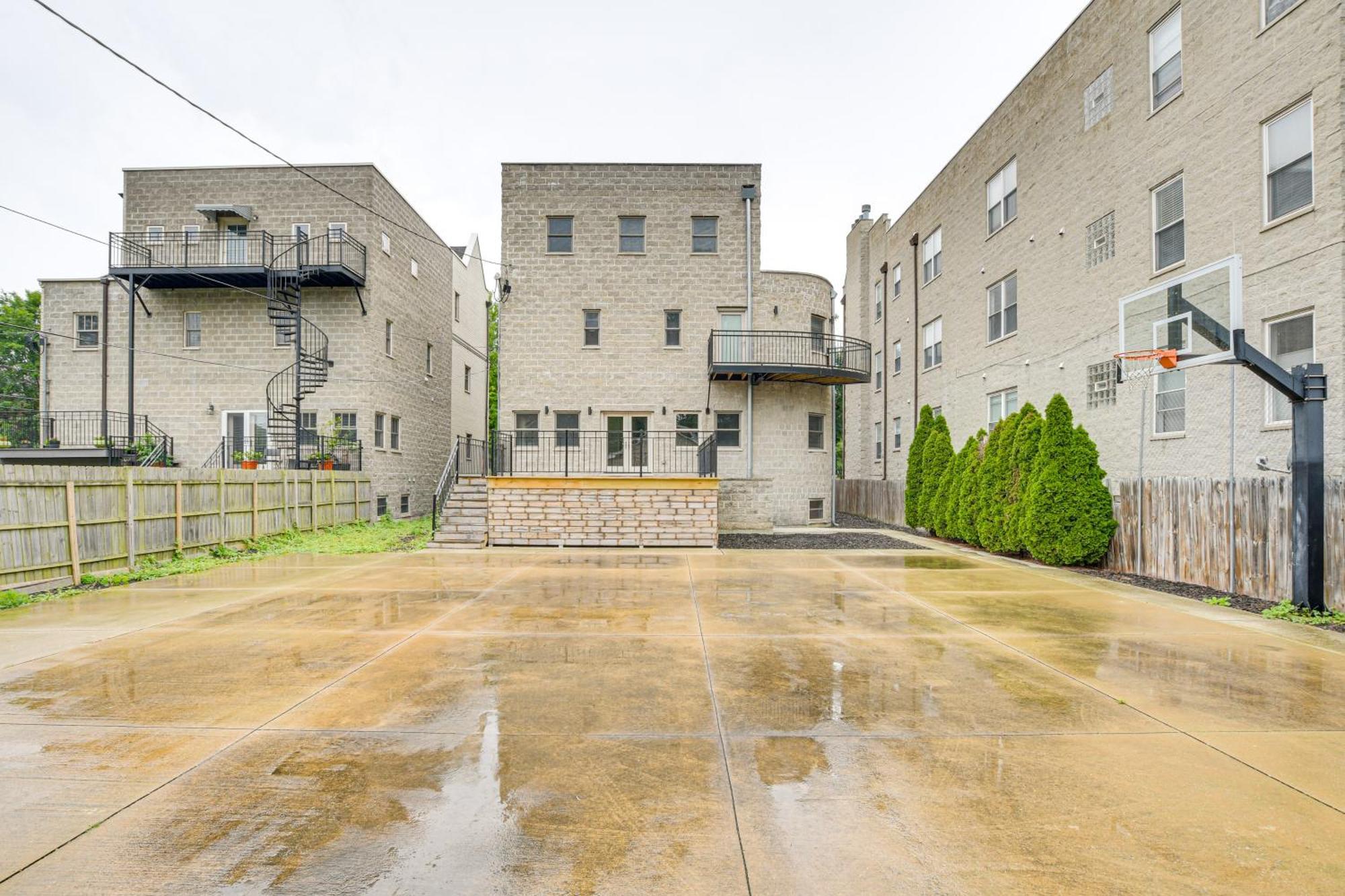 Apartment Escape With Deck Walk To Michigan! *