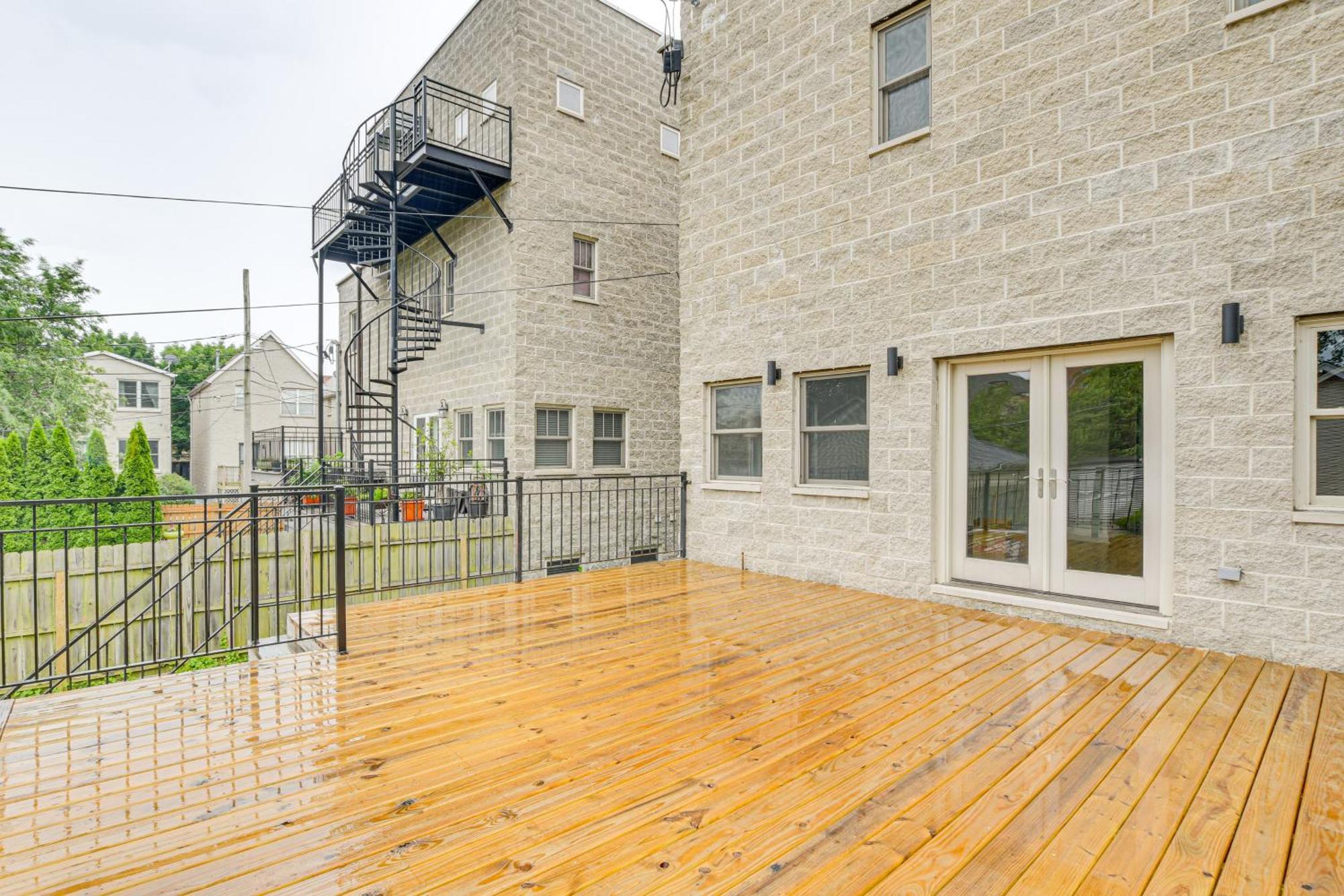 Escape With Deck Walk To Michigan!