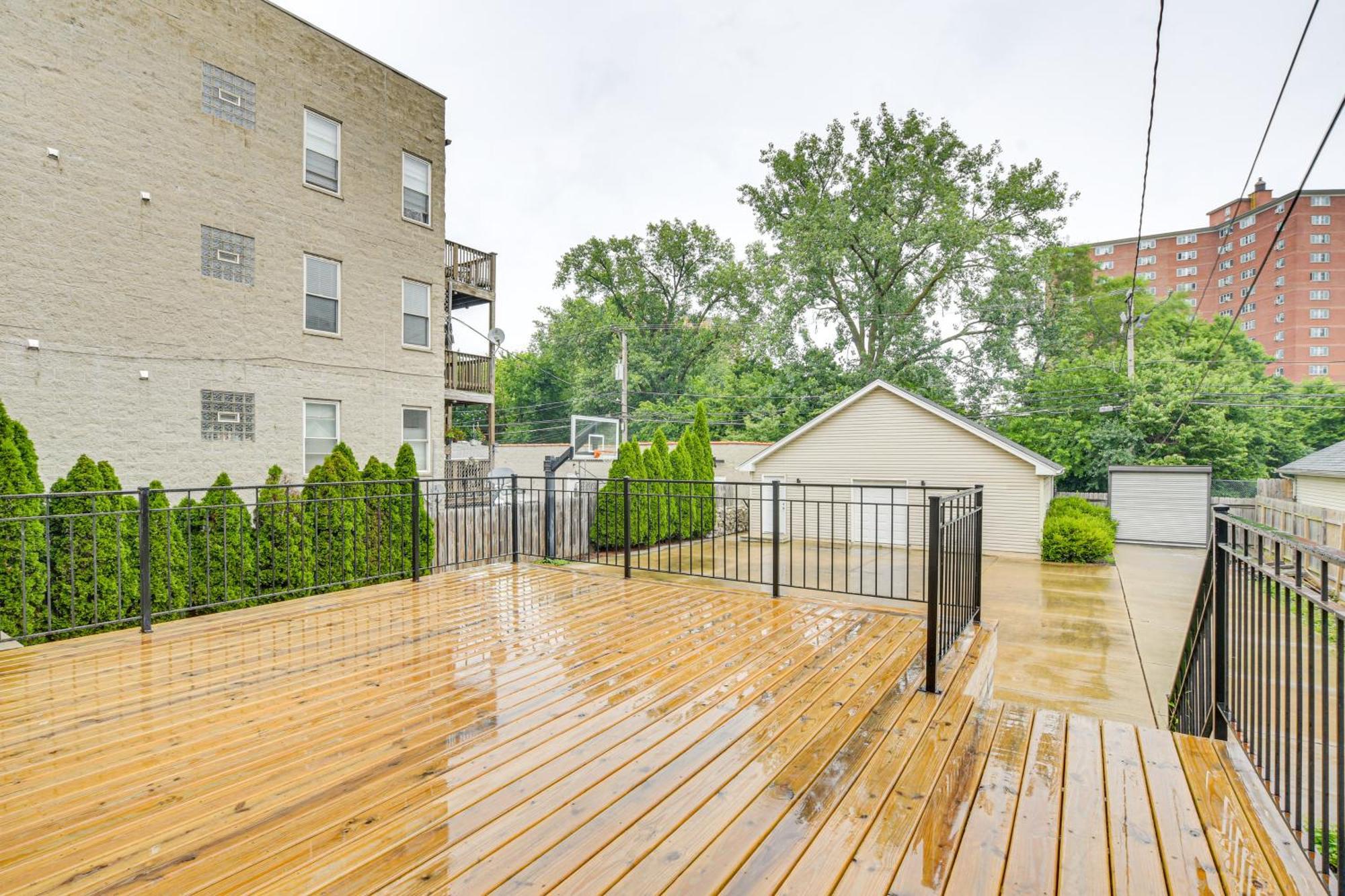 Apartment Escape With Deck Walk To Michigan!