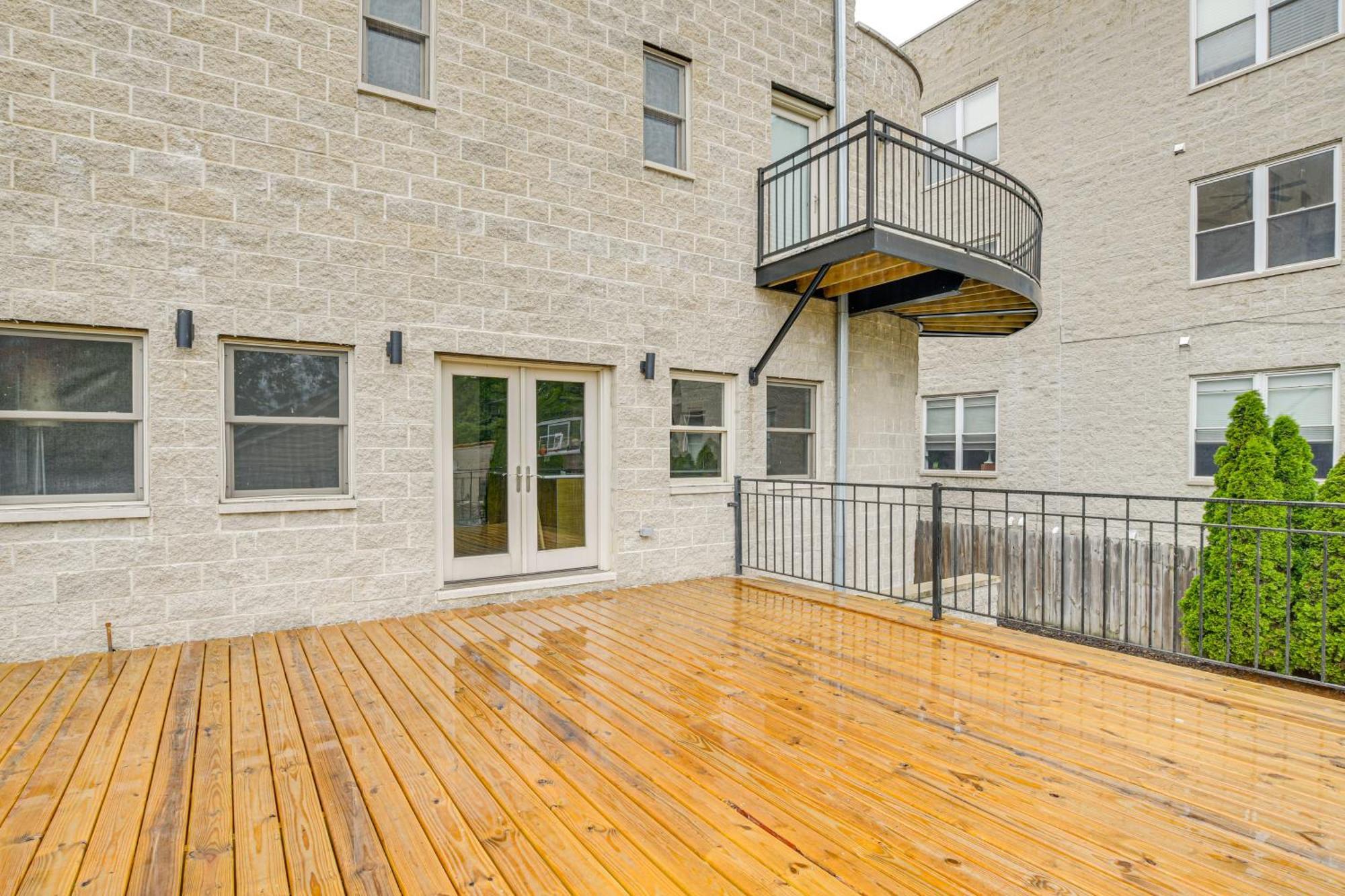 Apartment Escape With Deck Walk To Michigan!