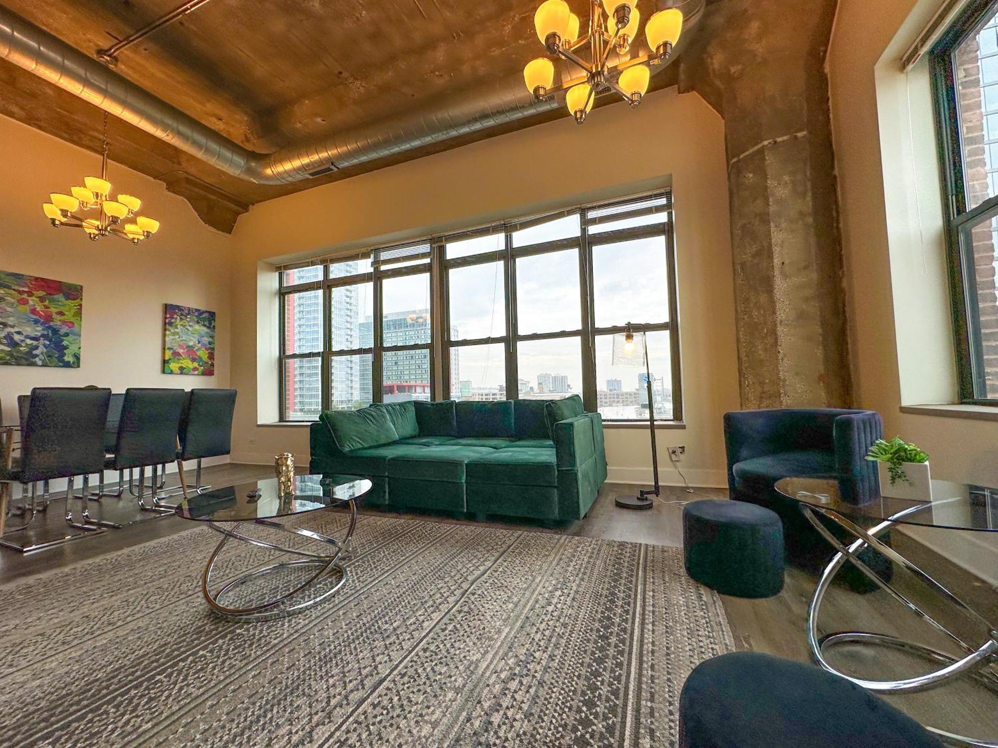 Spacious 3Br Corner Stay With Optional Parking And Gym Access Near Mccormick Place, Grant Park And Soldier Field *