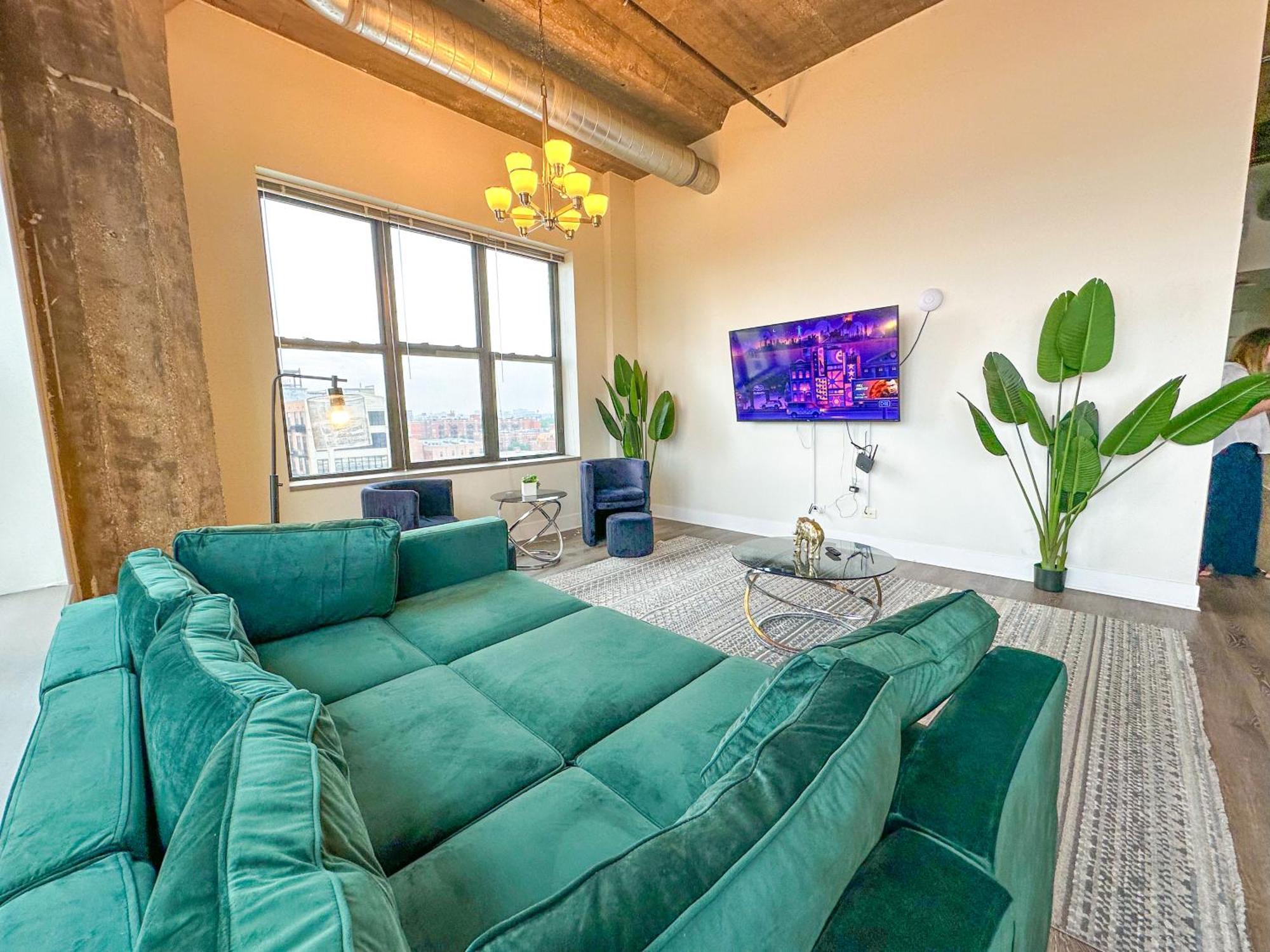 Spacious 3Br Corner Stay With Optional Parking And Gym Access Near Mccormick Place, Grant Park And Soldier Field Chicago