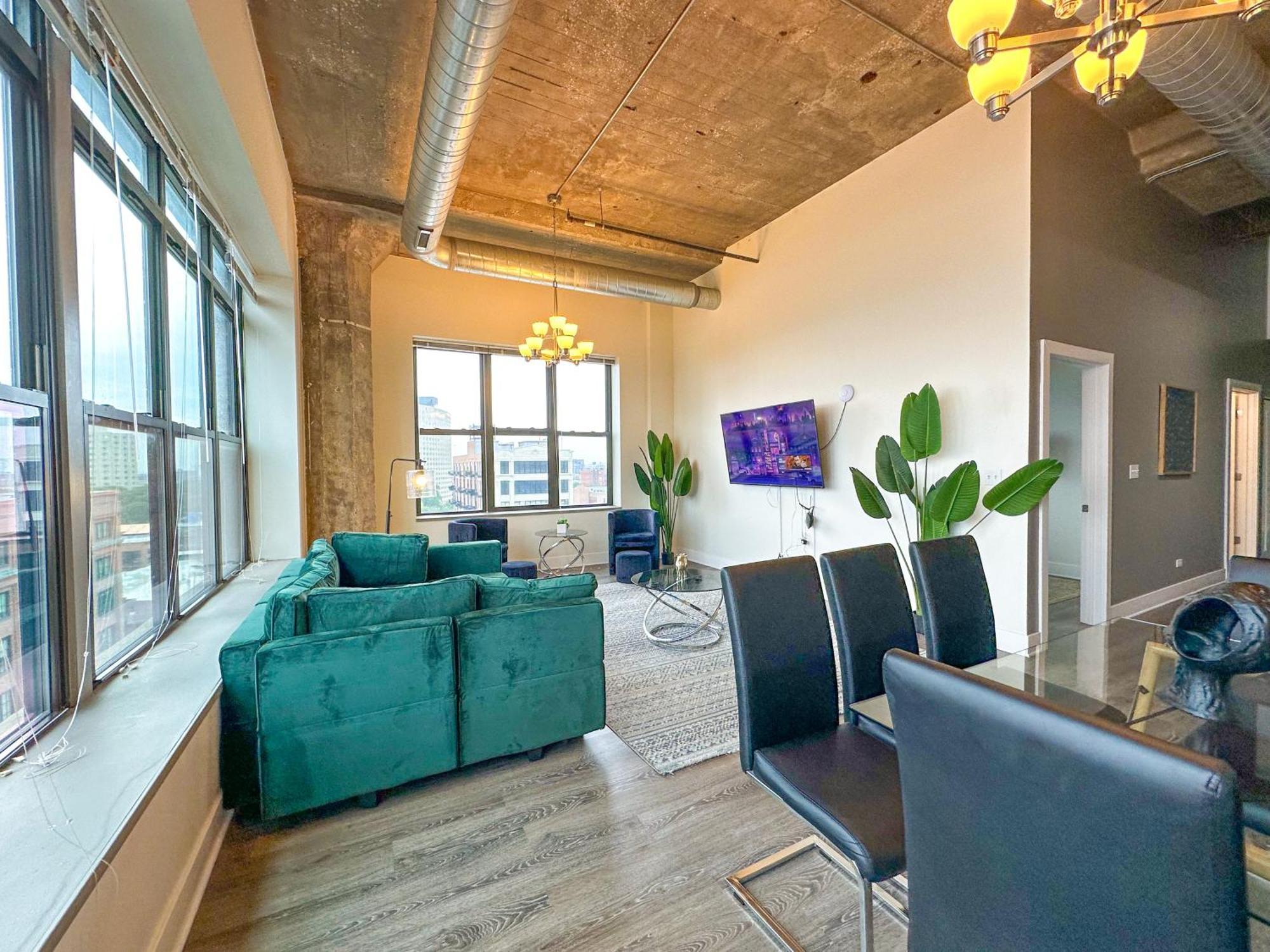 Spacious 3Br Corner Stay With Optional Parking And Gym Access Near Mccormick Place, Grant Park And Soldier Field