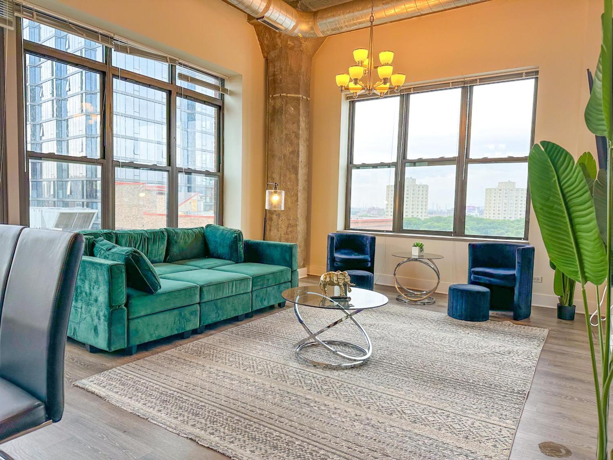 Spacious 3Br Corner Stay With Optional Parking And Gym Access Near Mccormick Place, Grant Park And Soldier Field Apartment *