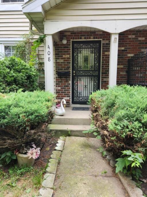 2 Bedroom 6 Mins To United Center With Parking Apartment