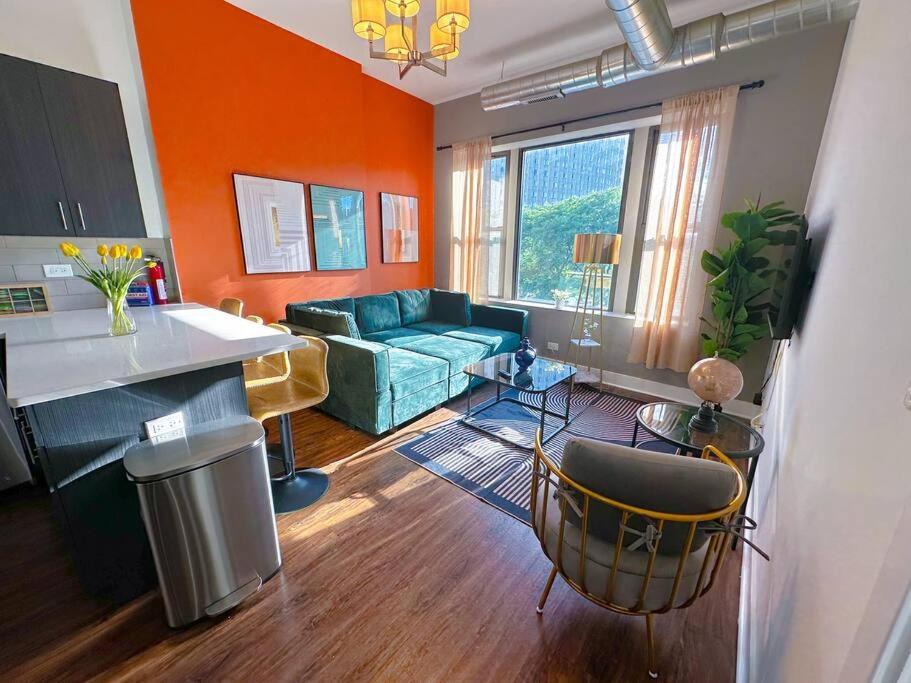 Modern 3br Unit Near Mccormick Place, Of Illinois And Soldier Field Apartment *