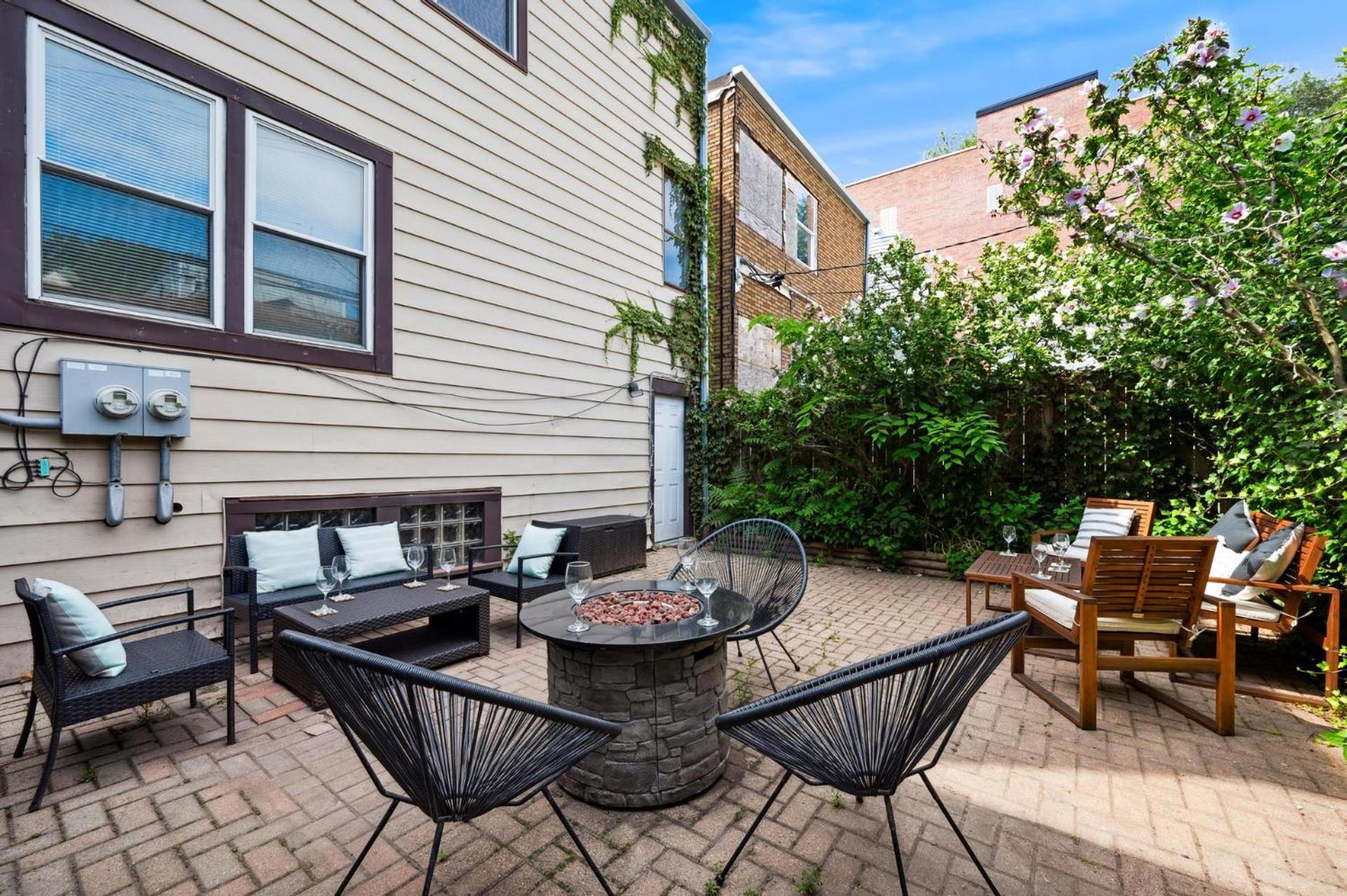 2 Bed W/ Office, Free Parking, Near Wrigley Appartement