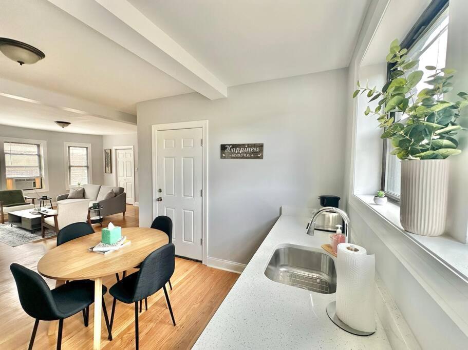 Apartment Cozy Retreat, Prime Location Near Loyola & Beach!