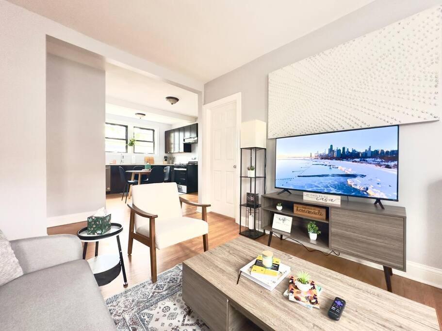 Cozy Retreat, Prime Location Near Loyola & Beach! Apartment Chicago