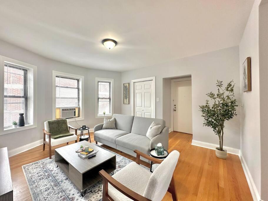 Apartment Cozy Retreat, Prime Location Near Loyola & Beach! *