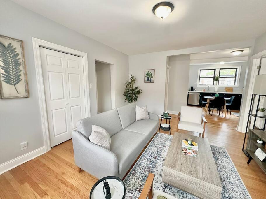 Cozy Retreat, Prime Location Near Loyola & Beach! Apartment Chicago