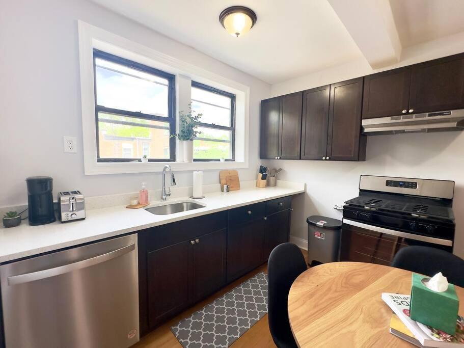 Apartment Cozy Retreat, Prime Location Near Loyola & Beach! Chicago