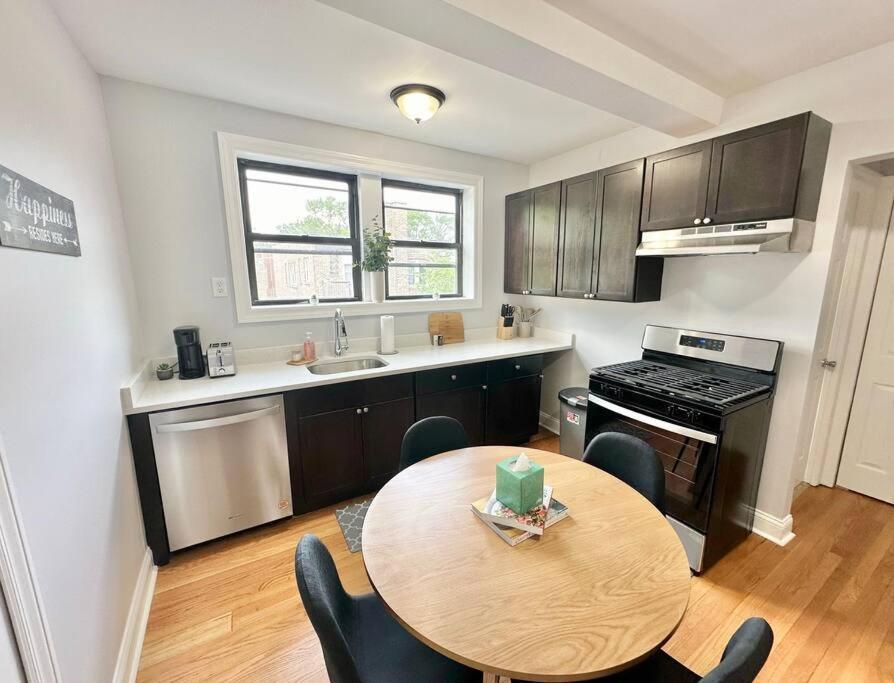 Cozy Retreat, Prime Location Near Loyola & Beach! * Chicago