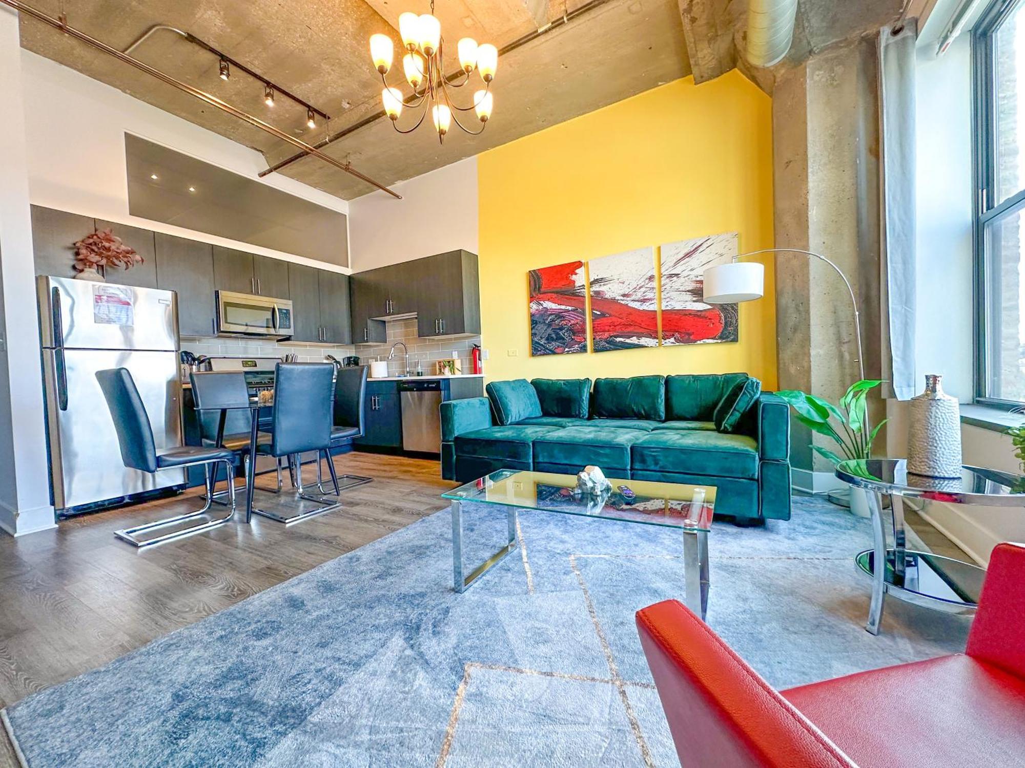 Business Ready 2Br Apartment In South Loop With Skyline View, Optional Parking & Gym Access Close To Mccormick, Downtown & Cta