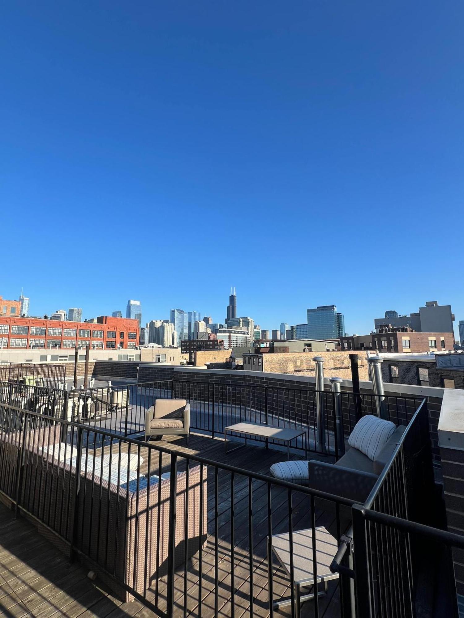 Apartment 1 Garage Parking, Skyline Rooftop, Pingpong, Balcony