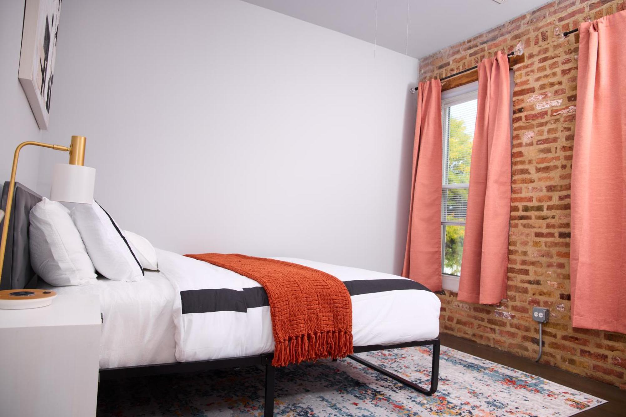 5mins From Downtown 2bd Fulton Market, Free Onsite Parking