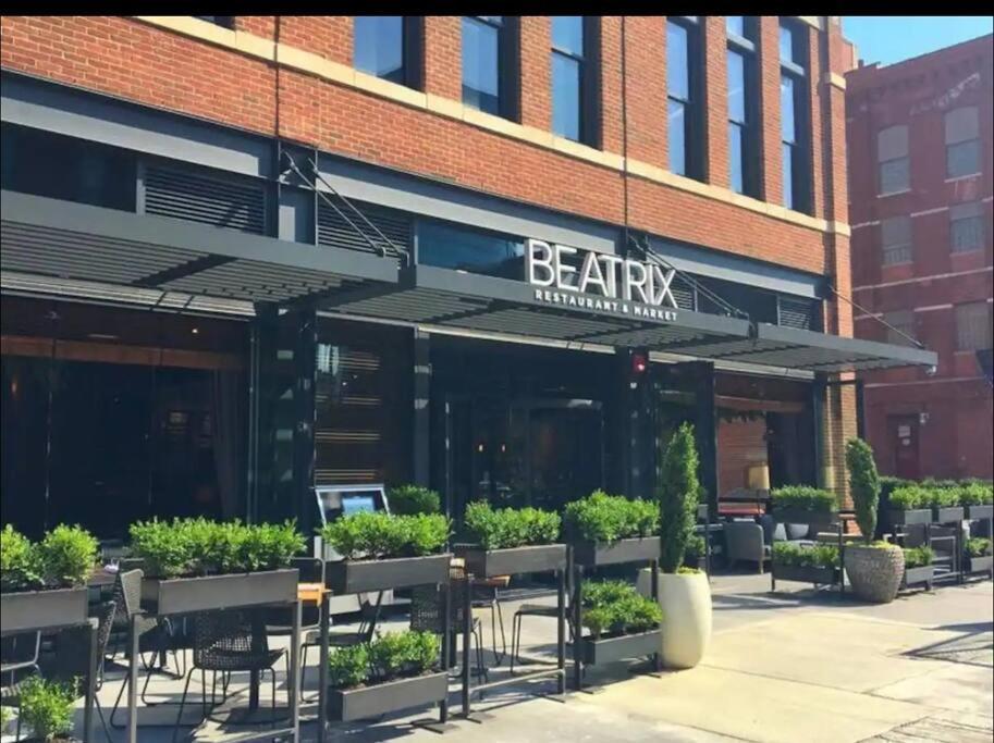 5mins From Downtown 2bd Fulton Market, Free Onsite Parking *