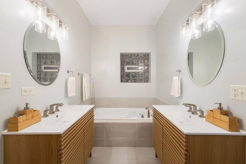 Quick Drive To Downtown & Early Check-in Apartment Chicago