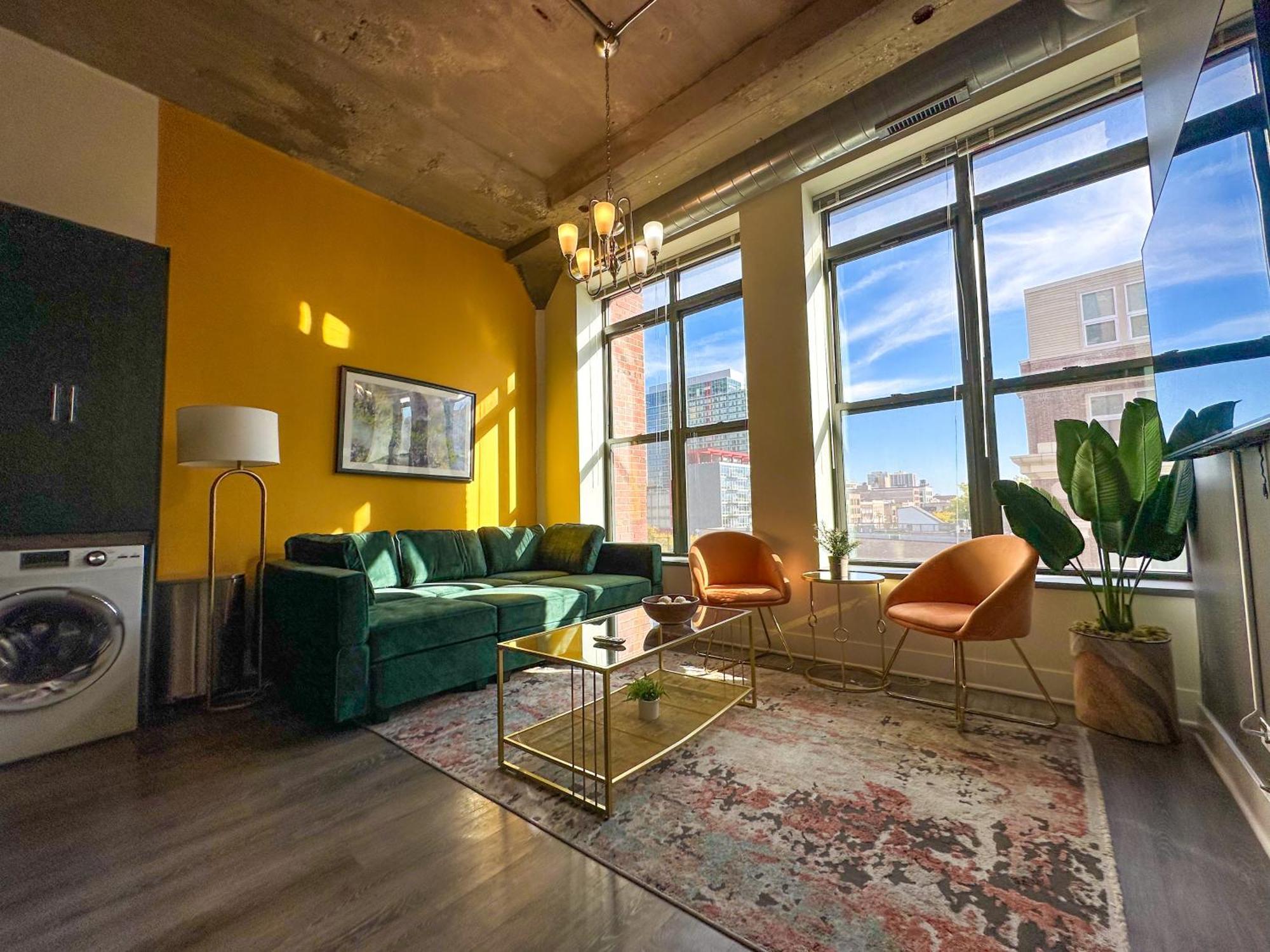 Spacious 2Br Vacation Rental With City View, Optional Parking And Gym Near Mccormick Place & Downtown Chicago Attractions Chicago