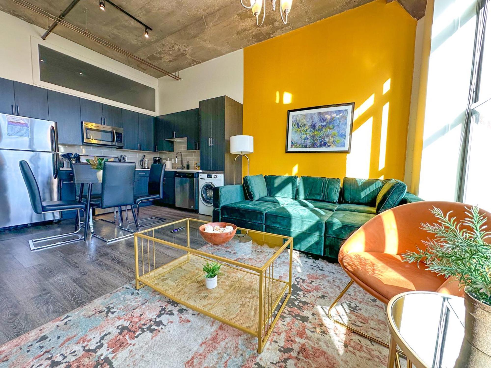 Spacious 2Br Vacation Rental With City View, Optional Parking And Gym Near Mccormick Place & Downtown Chicago Attractions Apartment