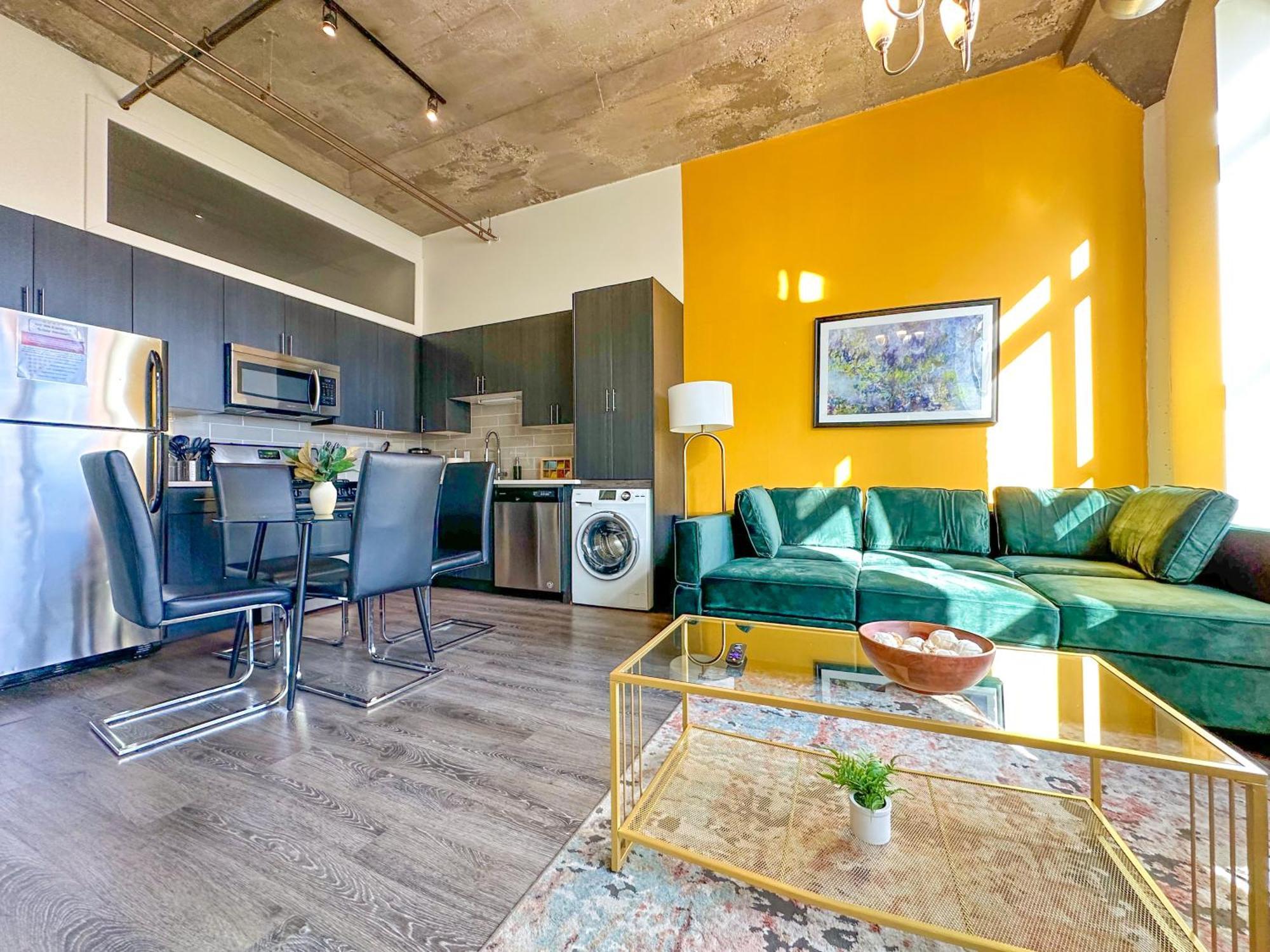 Apartment Spacious 2Br Vacation Rental With City View, Optional Parking And Gym Near Mccormick Place & Downtown Chicago Attractions