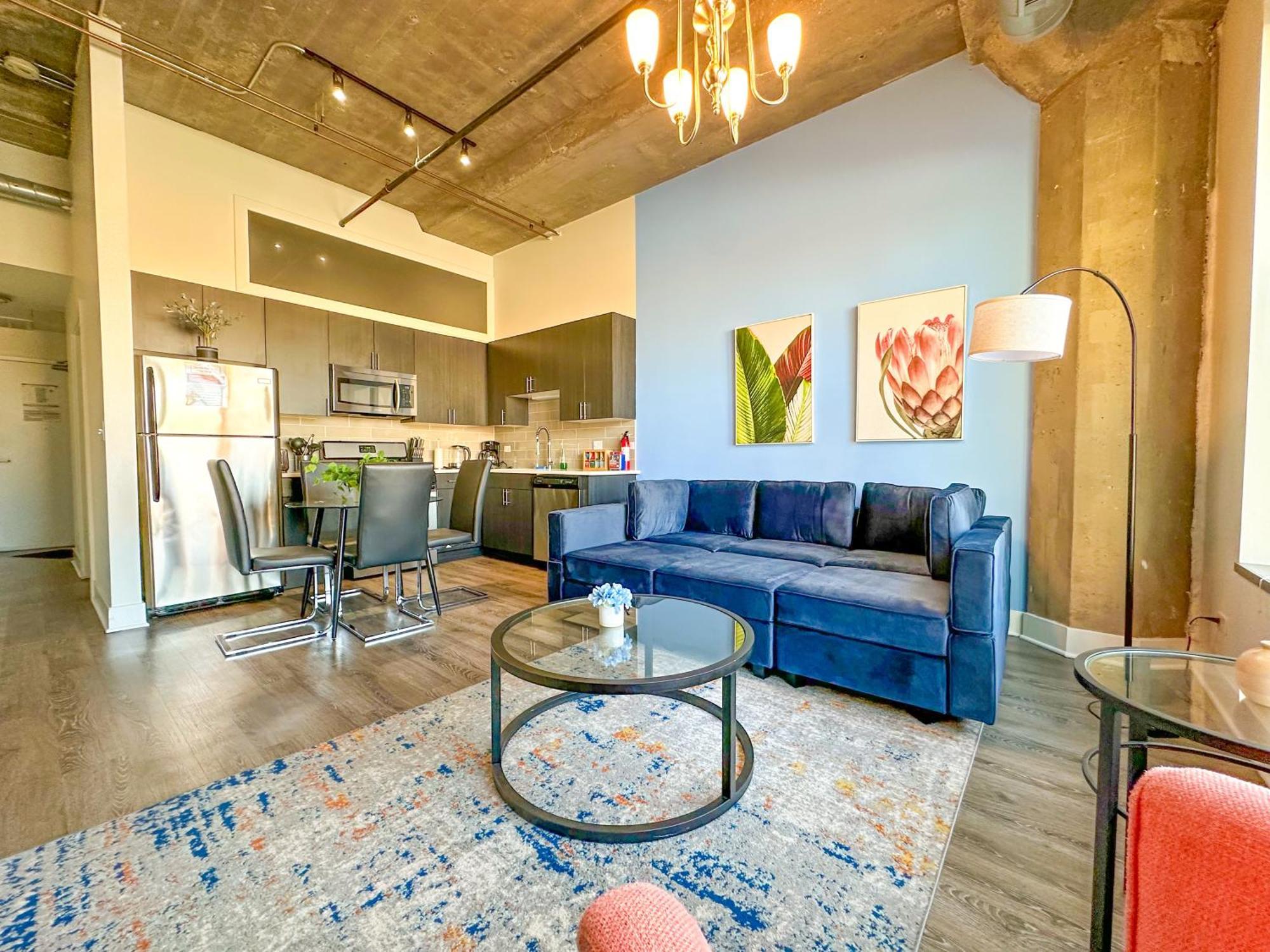 Charming 2Br Apartment With Skyline View, Optional Parking & Gym Access Near Mccormick Place, Lakefront And Soldier Field Apartment *