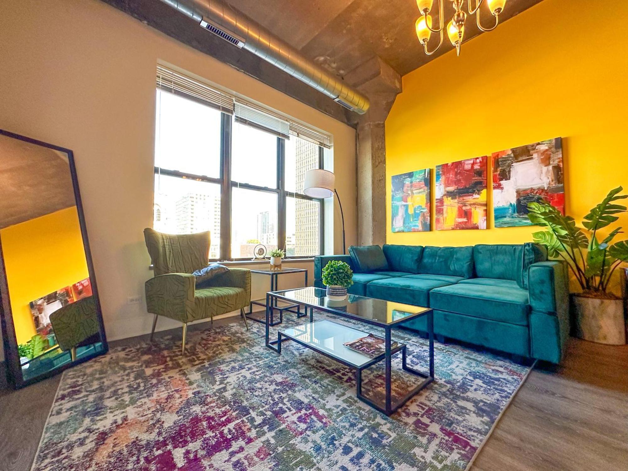 Spacious 2Br South Loop Suite With Skyline View, Optional Parking And Gym Access Close To Mccormick Place, Grant Park, Museum Campus & Cta Lines *