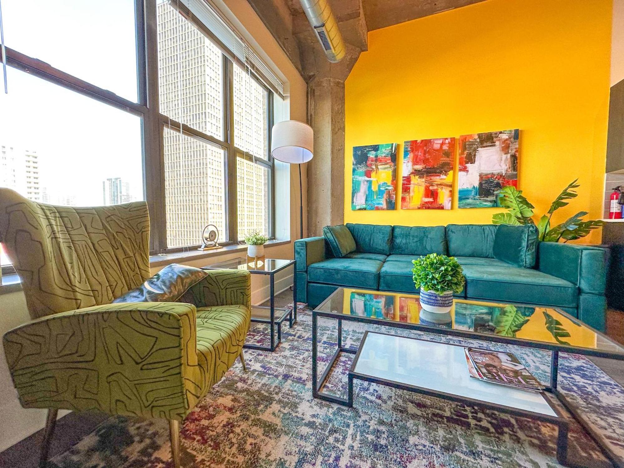 Spacious 2Br South Loop Suite With Skyline View, Optional Parking And Gym Access Close To Mccormick Place, Grant Park, Museum Campus & Cta Lines *