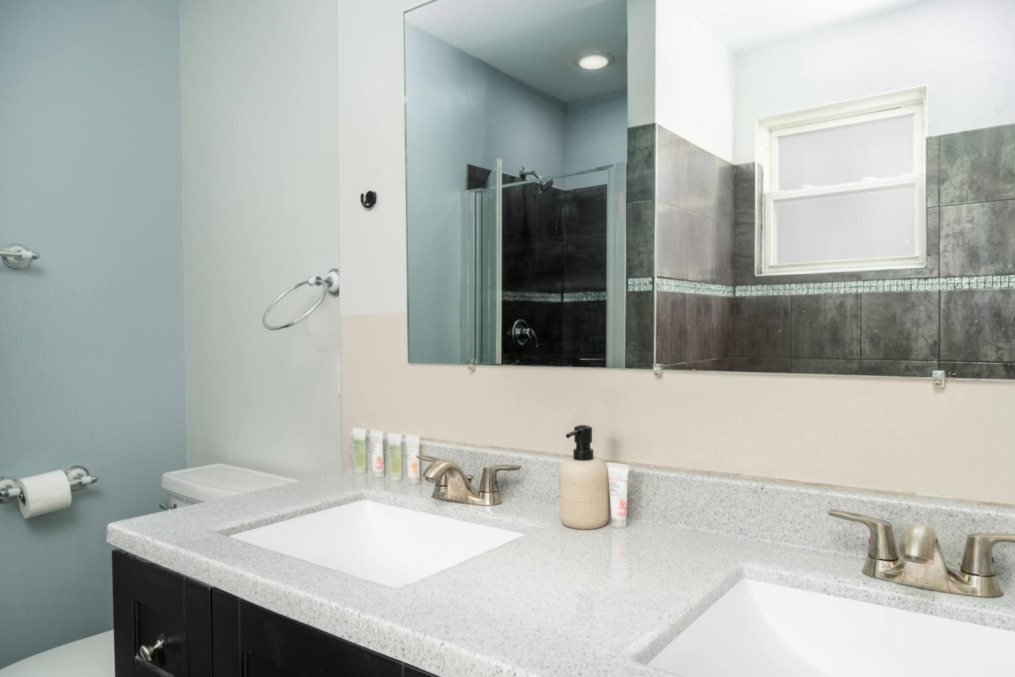 Logan Square Penthouse S3 - With Parking And Patio Chicago