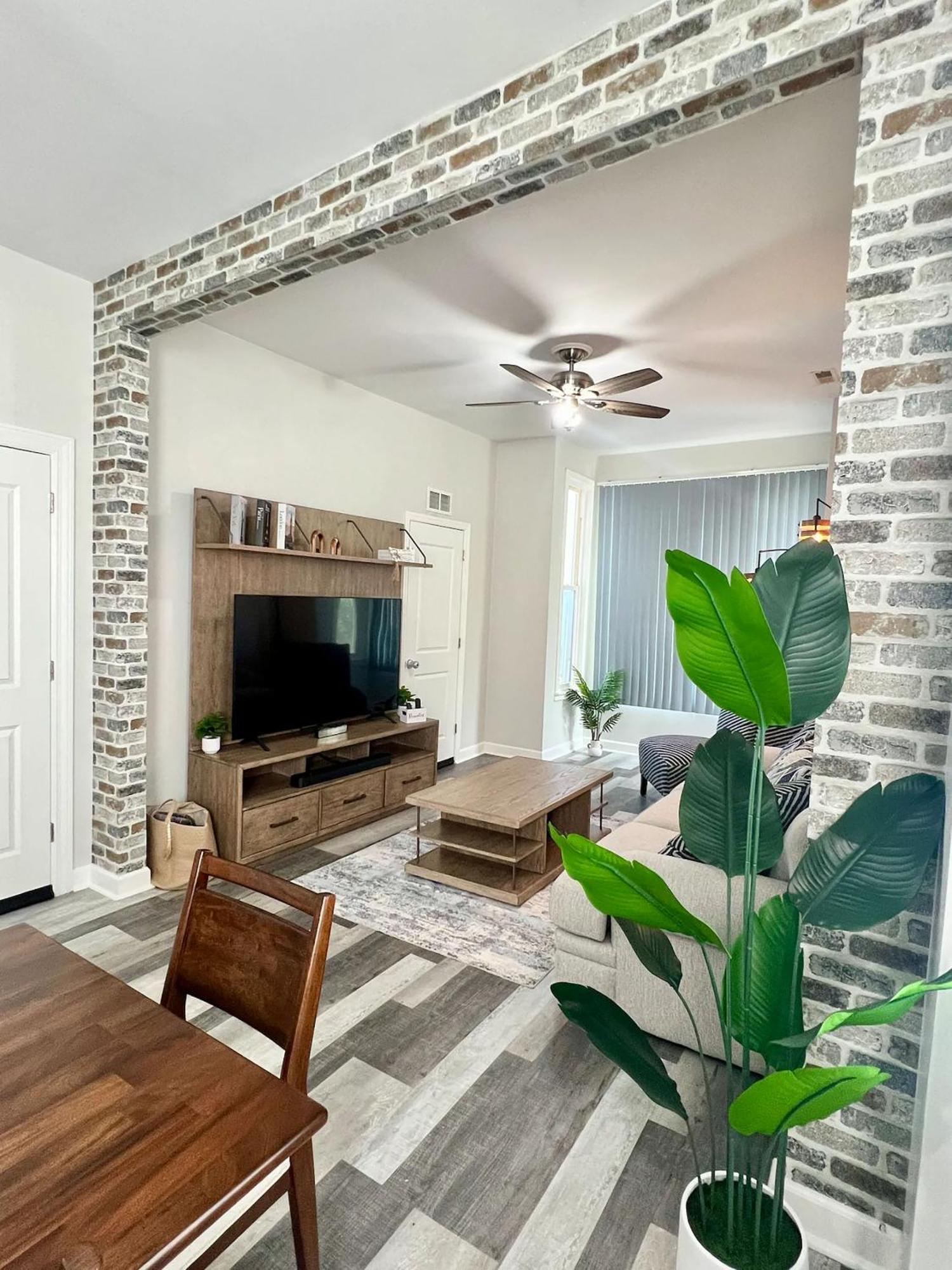 Cozy 3 Bedroom Near Downtown Parking Appartement *