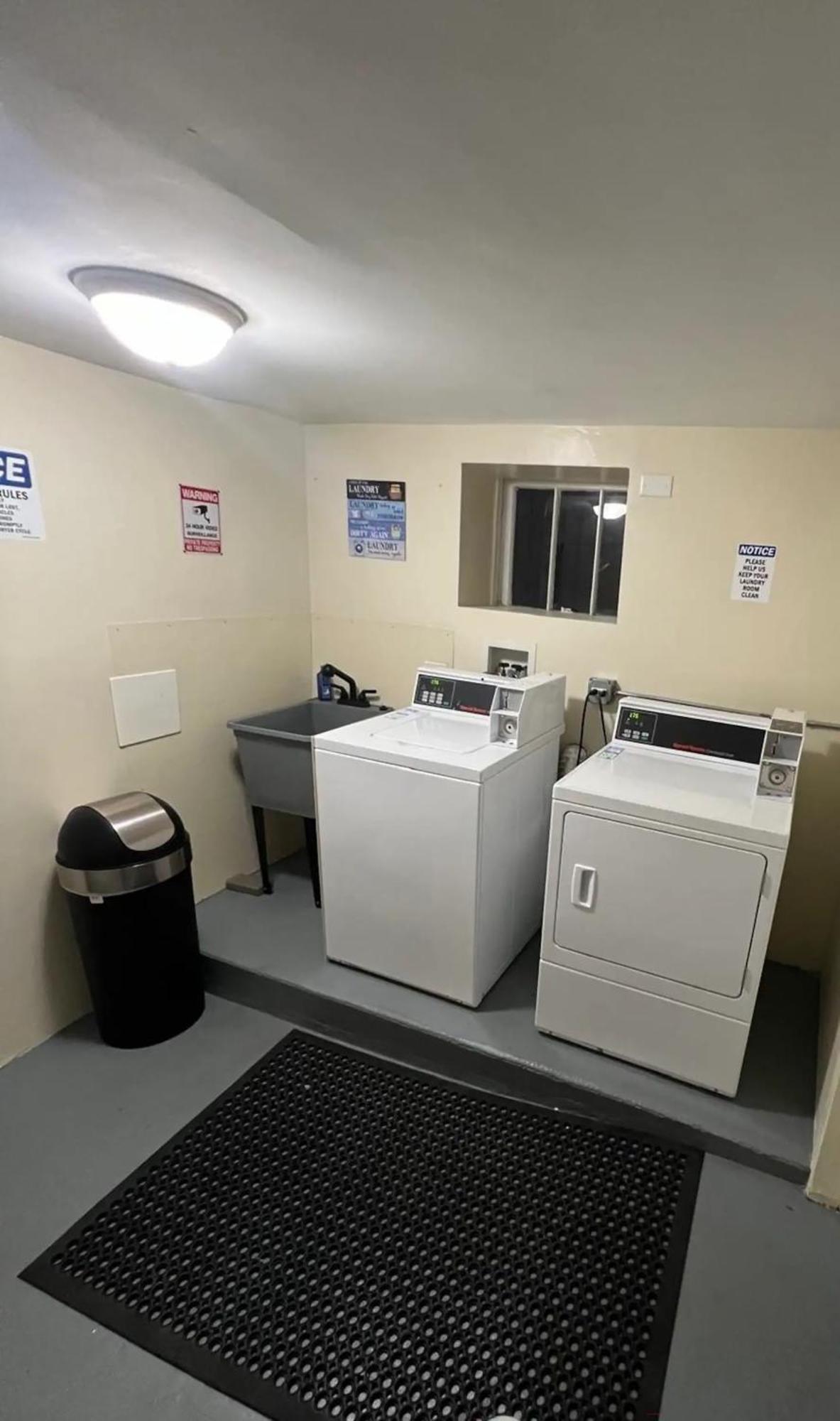 Cozy 3 Bedroom Near Downtown Parking Appartement
