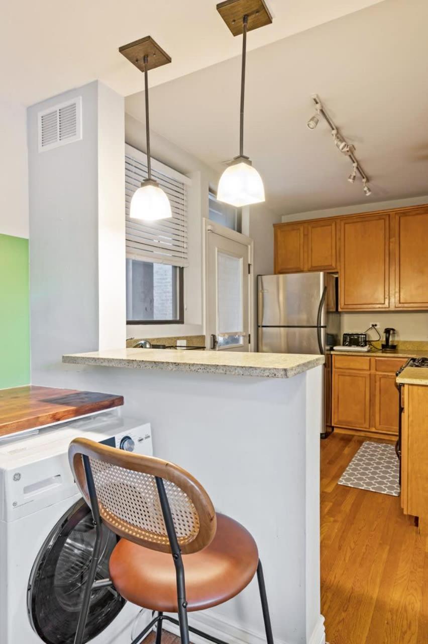 Designer 10 Min Walk To Wrigley Apartment *