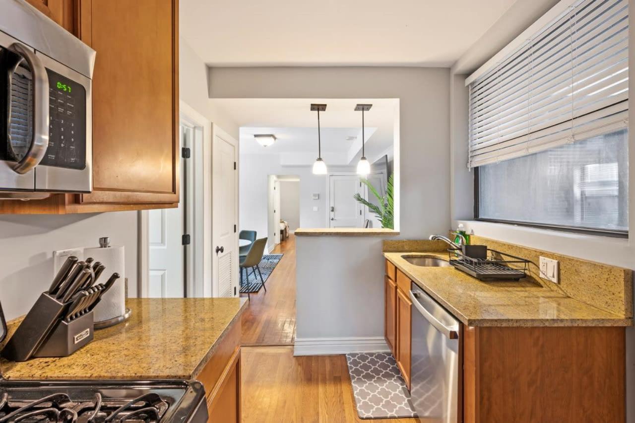 Designer 10 Min Walk To Wrigley Apartment *