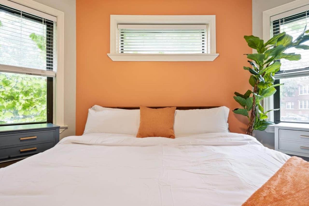 Designer 10 Min Walk To Wrigley Apartment *