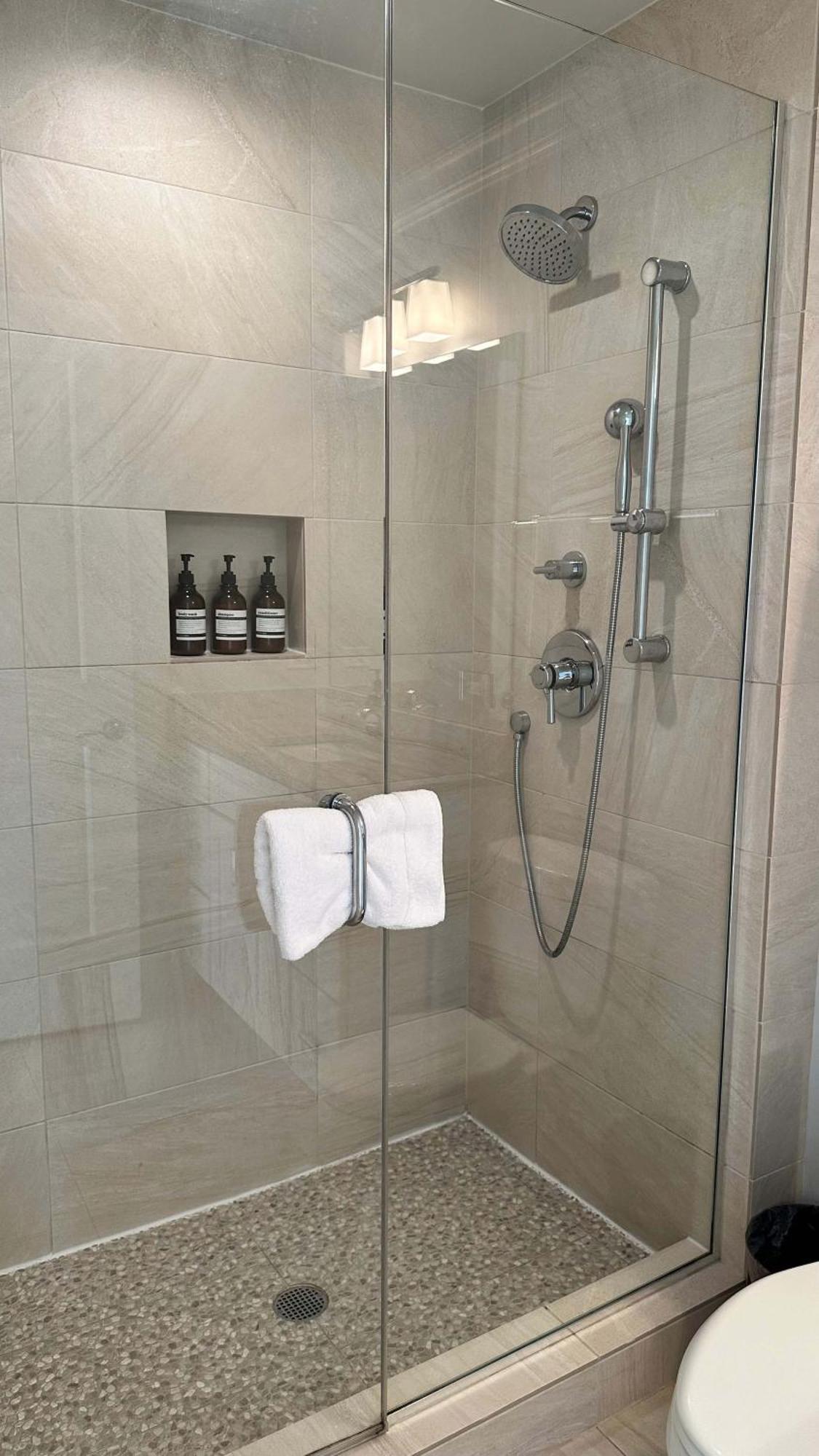 Chic 2 Bedroom 1 Parking Sleeps 6