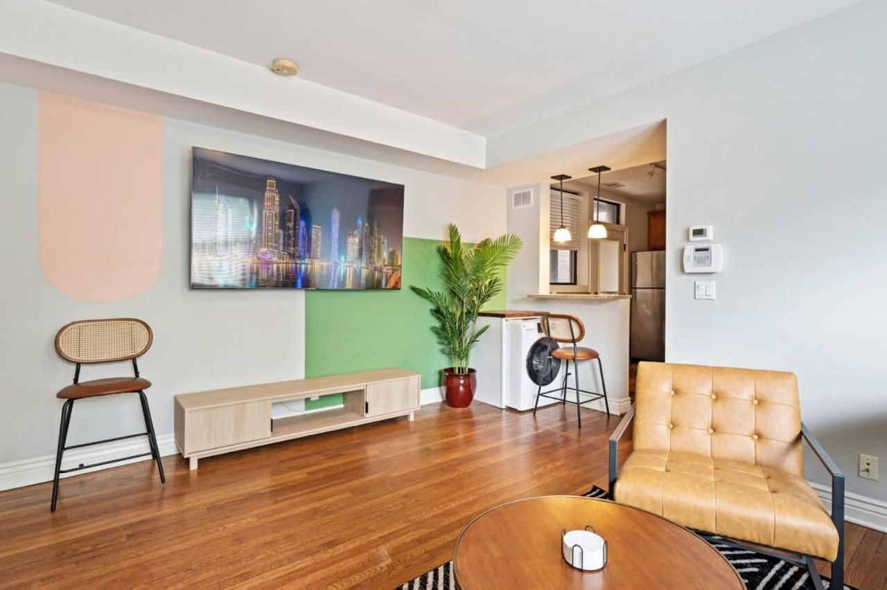 Designer 10 Min Walk To Wrigley Apartment