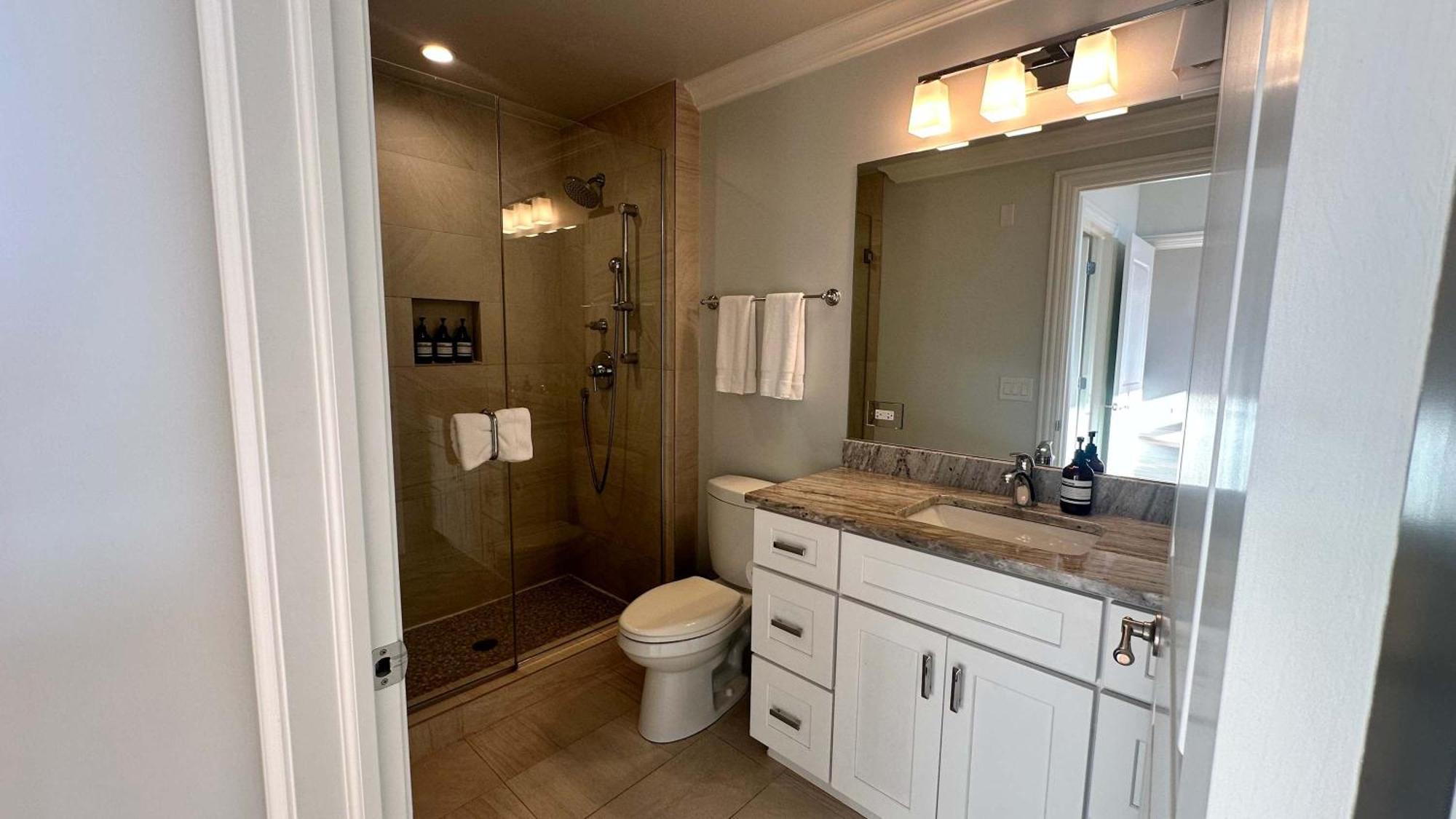 Chic 2 Bedroom 1 Parking Sleeps 6 *