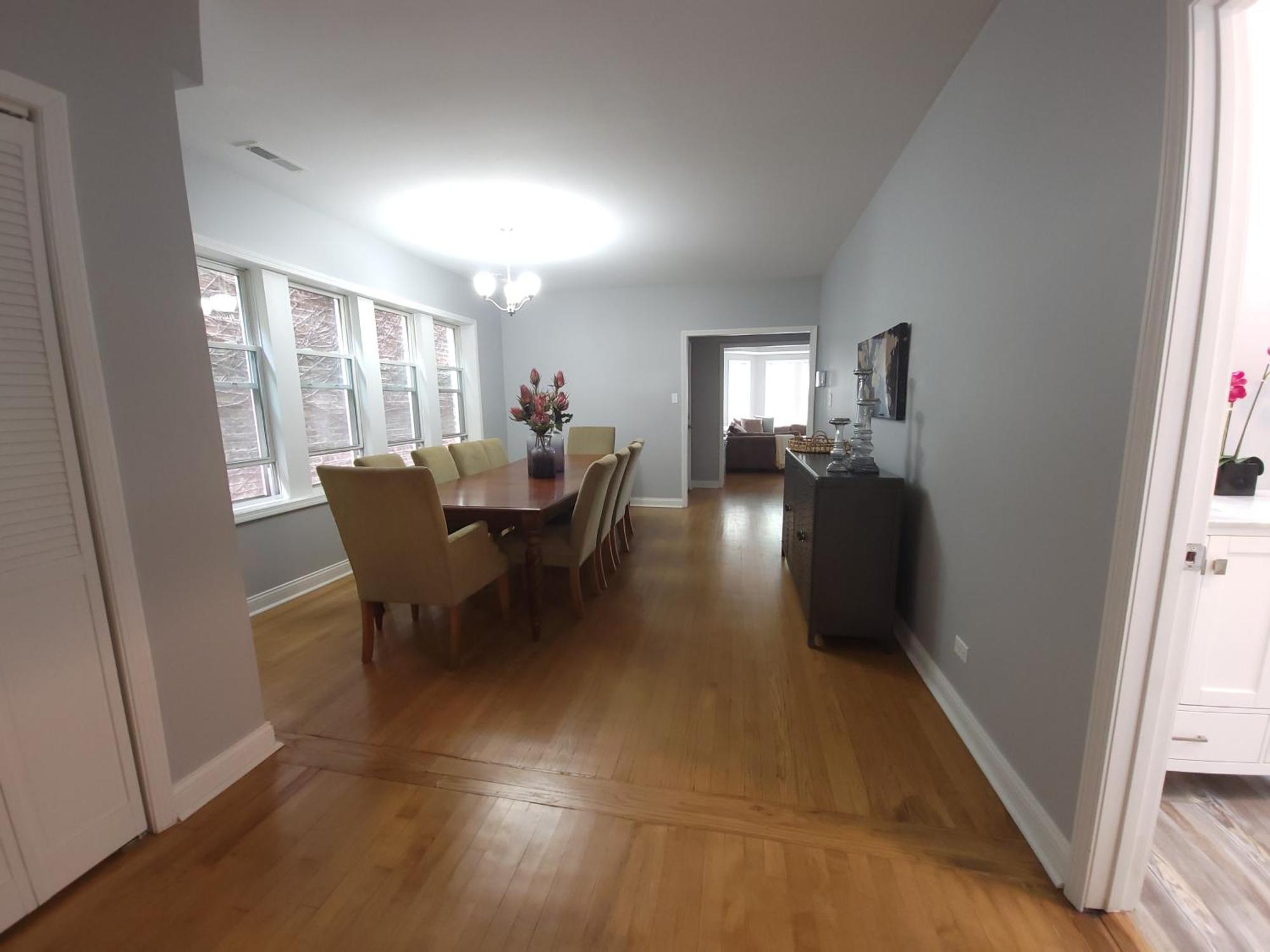 Beautiful Big 3 Bedroom Quiet Apt Near Downtown Apartment *
