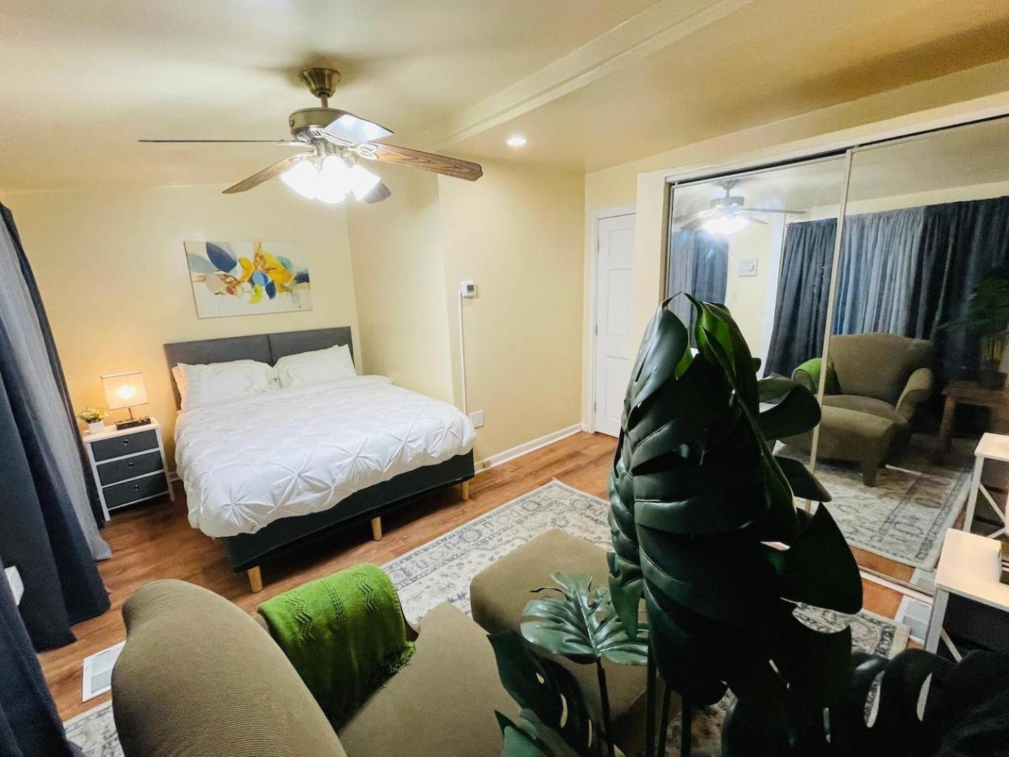 Exquisite Rogers Park 1 Bedroom, 1 Bath Near Evanston Apartment