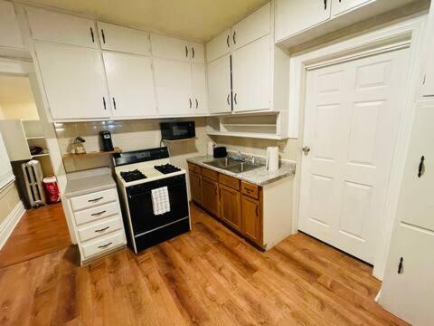 Exquisite Rogers Park 1 Bedroom, 1 Bath Near Evanston Apartment *