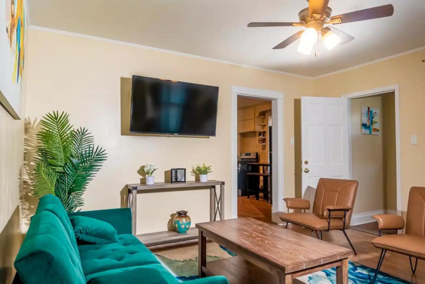 Exquisite Rogers Park 1 Bedroom, 1 Bath Near Evanston