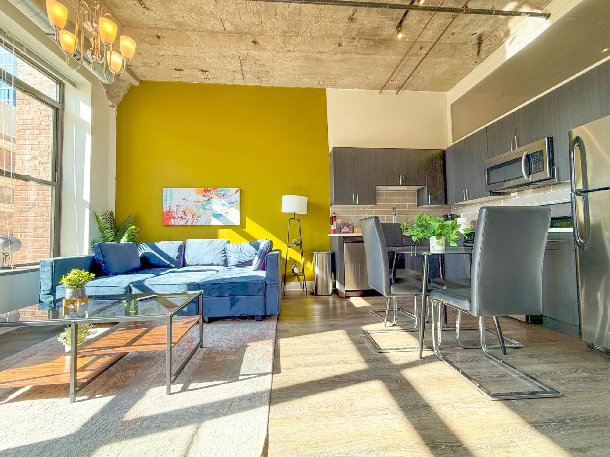 Mccormick Place 2Br Stylish Suite With Optional Parking And Gym For Up To 8 Guests Near Soldier Field And Grant Park Apartment