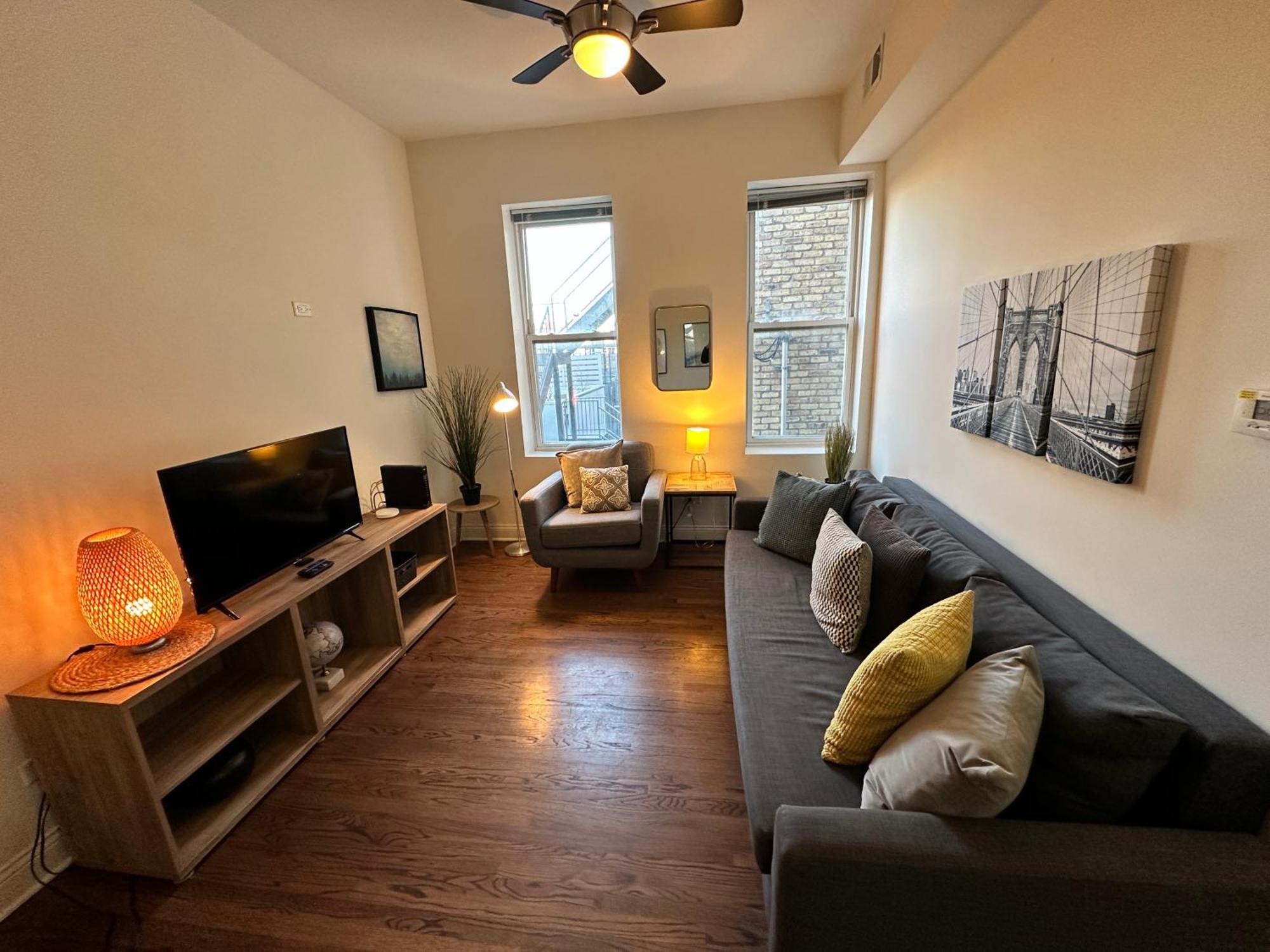 Spacious West Town Oasis With Parking! Chicago