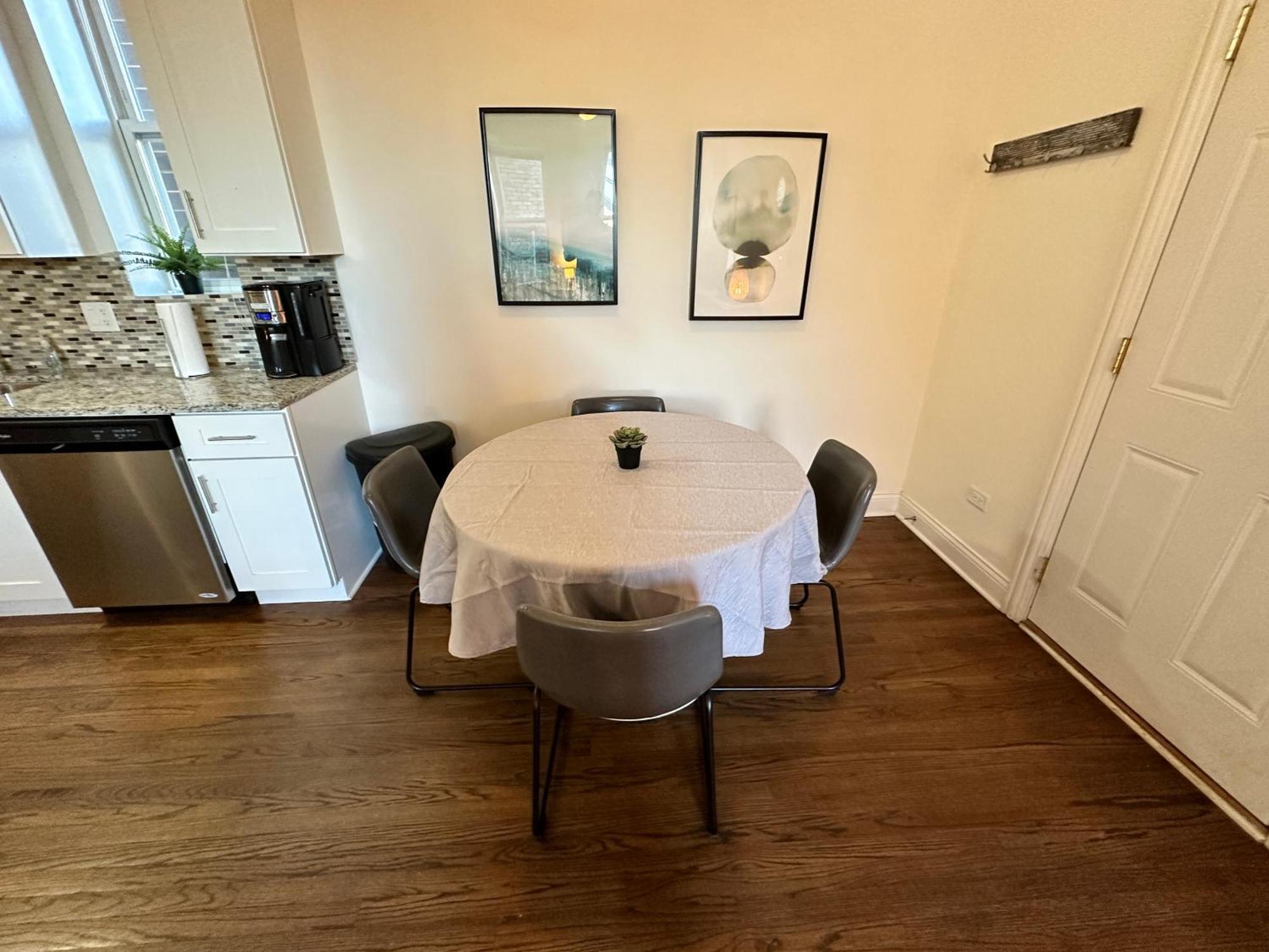 Spacious West Town Oasis With Parking! Holiday home Chicago
